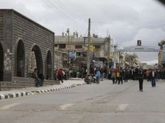 Demonstranti u mešity Umarí během středečních protestů