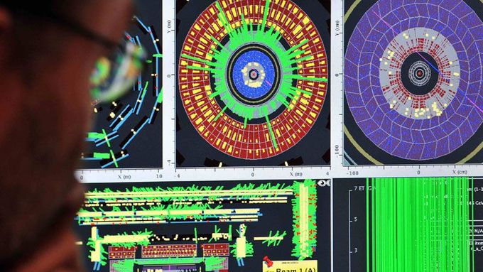 Vědci v CERN sledují na monitorech, zda pokus probíhá podle plánu.