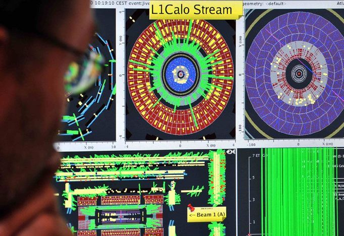 Vědci v CERN sledují na monitorech, zda pokus probíhá podle plánu.