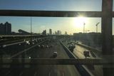 Sheikh Zayed road je hlavní tepnou města.