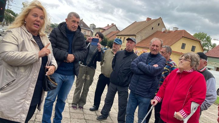Ve stínu Babiše. Nagyová nechodila do debat, Dědečka nechali na mítinku mluvit minutu; Zdroj foto: Radek Bartoníček