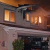 Požár hnaný větrnou bouří ohrožuje v Los Angeles tisíce domů.