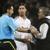 Kouč Realu Madrid José Mourinho v diskuzi s rozhodčím