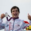 Vavřinec Hradilek pózuje se stříbrnou medailí z olympijských her