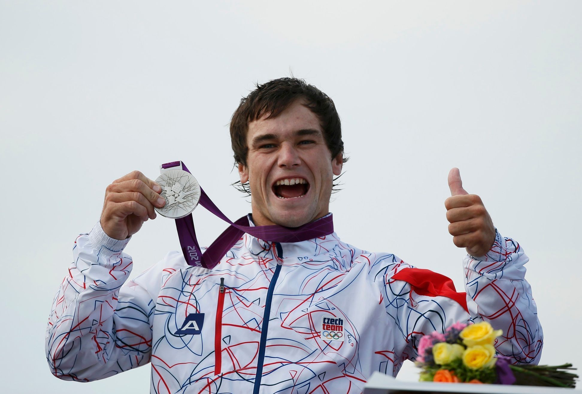 Vavřinec Hradilek pózuje se stříbrnou medailí z olympijských her
