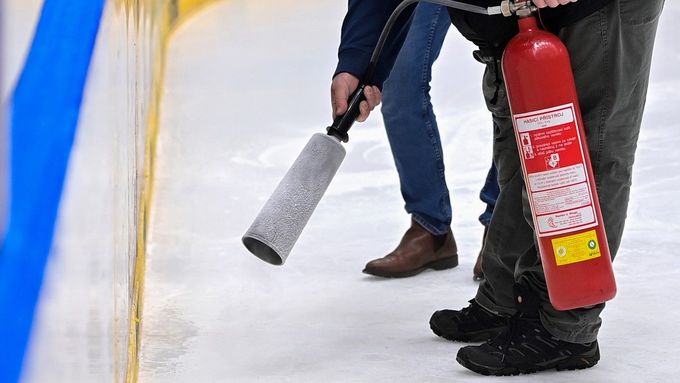 Oprava ledu při 3. čtvrtfinále play off hokejové extraligy Kometa Brno - Vítkovice