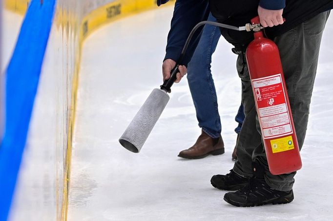 Oprava ledu při 3. čtvrtfinále play off hokejové extraligy Kometa Brno - Vítkovice