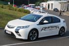 Ampera se začala prodávat. Na elektřinu lze ujet 90 km