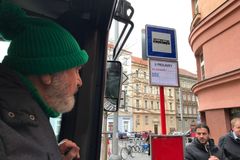 U Prdlavky. Žádný fór, Zdeněk Svěrák odhalil na Žižkově novou autobusovou zastávku