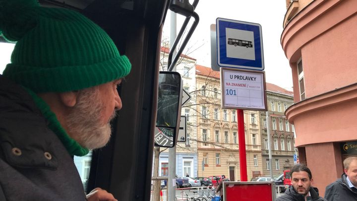 Stanice U Prdlavky. Žádný fór, Zdeněk Svěrák odhalil na Žižkově novou zastávku MHD; Zdroj foto: Ondřej Rút