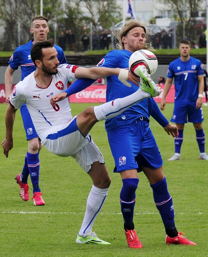 Island-Česko: Birkir Bjarnason - Tomáš Sivok (6)