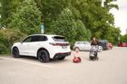 Dokáže auto skutečně zabránit nehodě při couvání? Test ukázal propastné rozdíly