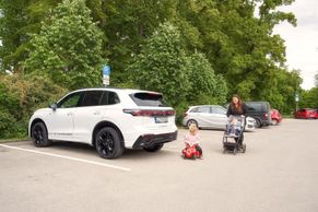 Dokáže auto skutečně zabránit nehodě při couvání? Test ukázal propastné rozdíly