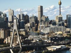 australské město Sydney, v pozadí jeho nejvyšší věž Sydney Tower