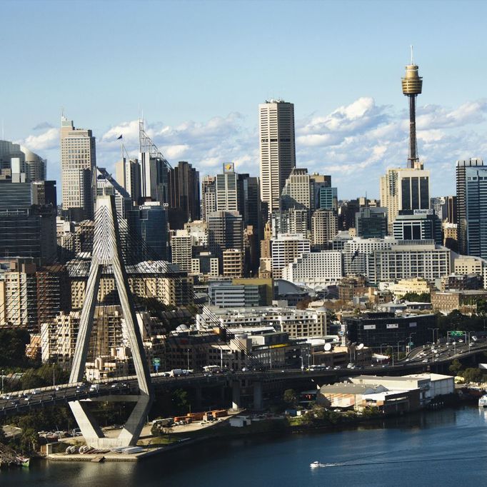 australské město Sydney, v pozadí jeho nejvyšší věž Sydney Tower