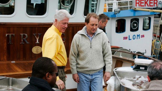 Norský multimiliardář Kjell Inge Rökke s někdejším americkým prezidentem Billem Clintonem na své lodi v Oslu.