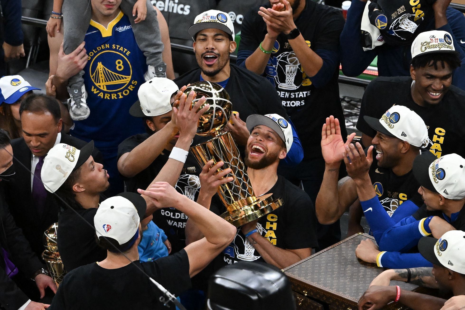 Basketbalisté Golden State Warriors slaví titul v NBA 2021-22