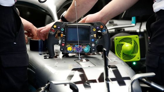 Divotvorný volant suverénního Mercedesu i Ferrari v problémech. To byly testy F1