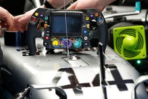 Divotvorný volant suverénního Mercedesu i Ferrari v problémech. To byly testy F1