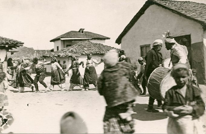 Tančící Romové, 1915-18.