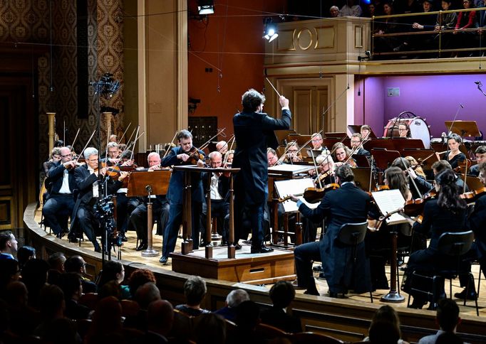 Snímek z inauguračního kon­certu nového šéfdirigenta.