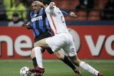 Hernan Crespo z Interu Milán (vlevo) se snaží s míčem uniknout Raulovi Albiolovi z Valencie.