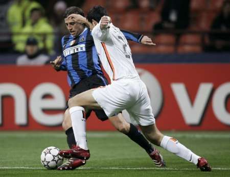 Hernan Crespo z Interu Milán (vlevo) se snaží s míčem uniknout Raulovi Albiolovi z Valencie.