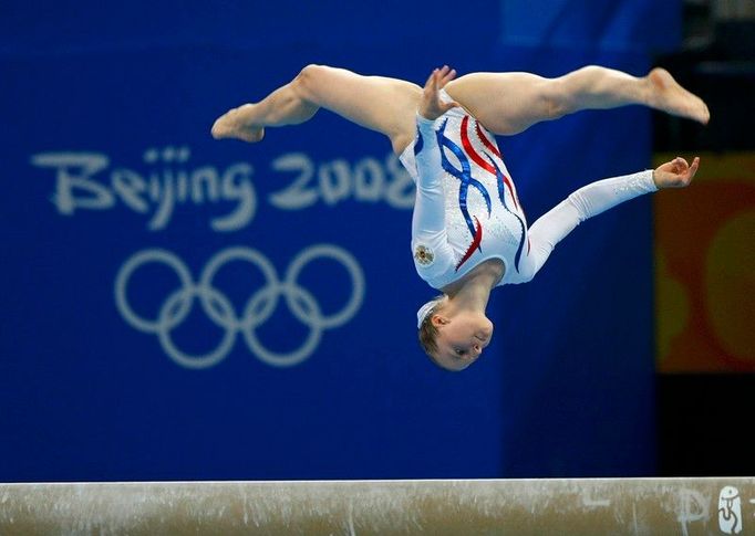 Gymnastika. Ruska Anna Pavlova cvičí na kladině v soutěži týmů. Rusky se nakonec musely spokojit až se čtvrtým místem, před nimi skončily Číňanky, Američanky a Rumunky.