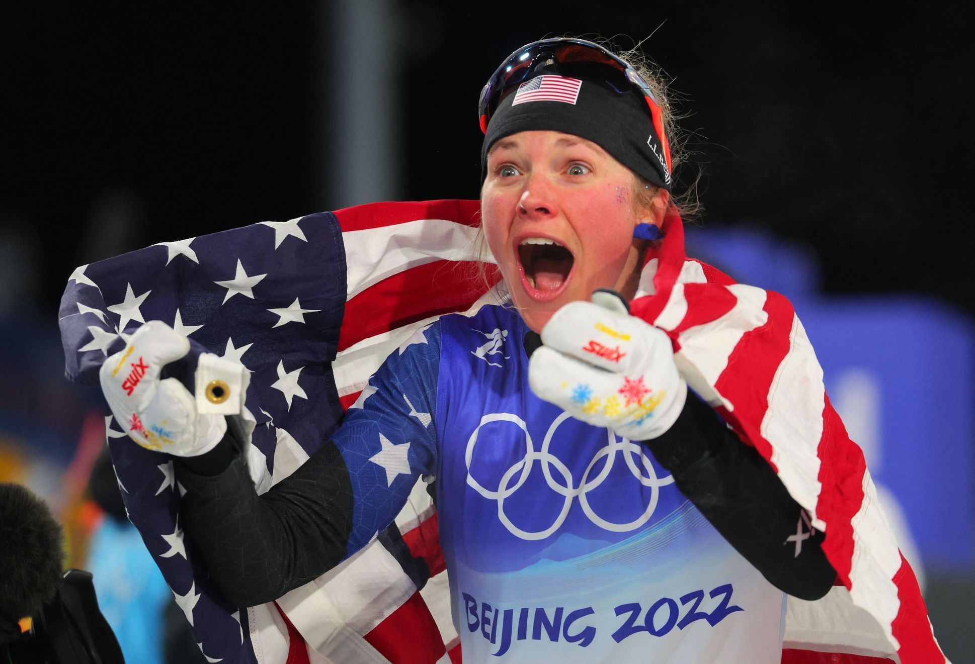 Jessie Digginsová se raduje z bronzu ve sprintu na olympiádě v Pekingu 2022