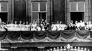 Královská rodina na balkóně. (Left of the Queen are (l-r): The Princess Royal and the Queen's six Coronation Maids of honour, Lady Rosemary Spencer-Churchill, Lady Moyra Hamilton, Lady Jane Heathcote-Drummond-Willoughby, Lady Anne Coke, Lady Mary Baillie-Hamilton, Lady Jane Vane-Tempest-Stuart. Right of the D. of Edinburgh (l-r ): Queen Elizabeth the Queen Mother, Princess Margaret with (behind) her lady-in- waiting, Mrs Iris Peak, Prince Richard of Gloucester, Prince William of Gloucester, the Duchess of Kent (behind), Prince Michael of Kent, Princess Alexandra of Kent (behind), the Duke of Kent (in Peer's robe) and extreme right, Priness Alice, Countess of Athlone. 2nd June 1953)