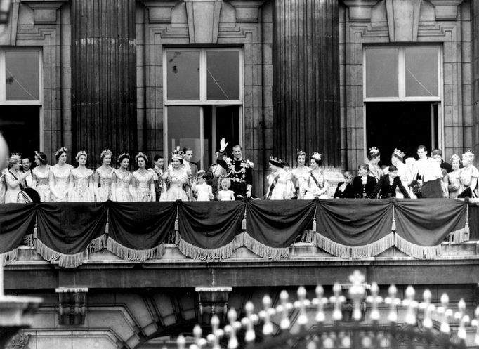 Královská rodina na balkóně. (Left of the Queen are (l-r): The Princess Royal and the Queen's six Coronation Maids of honour, Lady Rosemary Spencer-Churchill, Lady Moyra Hamilton, Lady Jane Heathcote-Drummond-Willoughby, Lady Anne Coke, Lady Mary Baillie-Hamilton, Lady Jane Vane-Tempest-Stuart. Right of the D. of Edinburgh (l-r ): Queen Elizabeth the Queen Mother, Princess Margaret with (behind) her lady-in- waiting, Mrs Iris Peak, Prince Richard of Gloucester, Prince William of Gloucester, the Duchess of Kent (behind), Prince Michael of Kent, Princess Alexandra of Kent (behind), the Duke of Kent (in Peer's robe) and extreme right, Priness Alice, Countess of Athlone. 2nd June 1953)