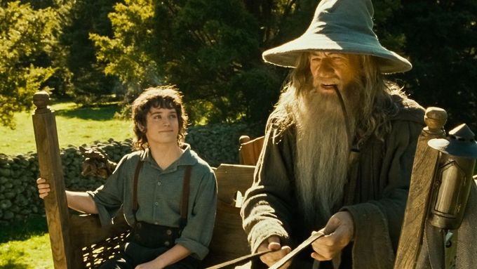 Elijah Wood v roli Froda Pytlíka a Ian McKellen jako Gandalf v prvním Pánovi prstenů z roku 2001.