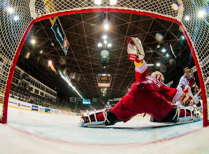 Hokej, extraliga, Třinec - Sparta: brankář Peter Hamerlík a rozhodující nájezd Petra Tona