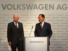 Šéf Volkswagenu Bernd Pischetsrieder (vpravo) s Klausem Liesenem, členem dozorčí rady