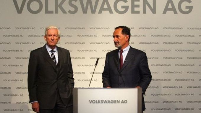 Šéf Volkswagenu Bernd Pischetsrieder (vpravo) s Klausem Liesenem, členem dozorčí rady, oznámili ve Wolfsburgu nejbližší plány Volkswagenu.