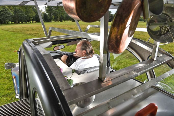 Vůz Citroën 2CV (lidově řečeno "kachna") předělaný na pojízdnou kuchyňi.