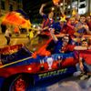 Fanoušci fotbalistů FC Barcelona slaví v ulicích triumf v Champions League.