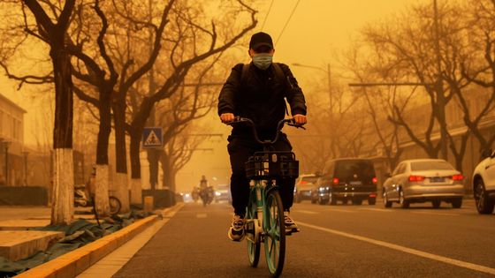 Obloha zežloutla. Peking pohltila písečná bouře, snímky města vypadají jako z filmu