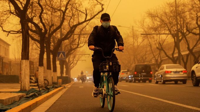 Obloha zežloutla. Peking pohltila písečná bouře, snímky města vypadají jako z filmu