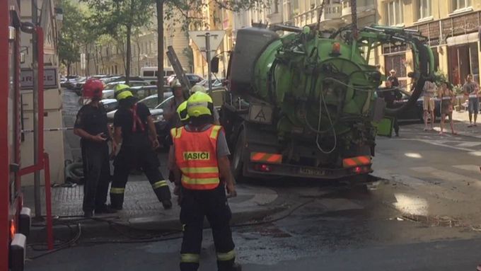 U křižovatky ulic Mánesova a Italská v Praze se pod čisticím vozem propadla vozovka. Vyprostil ho jeřáb.