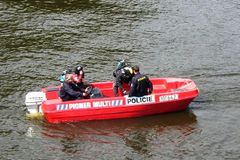 Policie pátrá po dvou mužích a dítěti, sjížděli Moravu