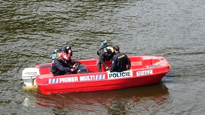 Na místo přijeli policejní potápěči a mrtvého z vody vylovili. Ilustrační foto.