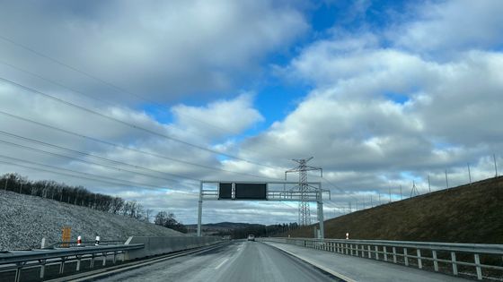 Navigace upozorňuje na měření rychlosti, cedule mlčí. Začnou chodit pokuty z dálnice