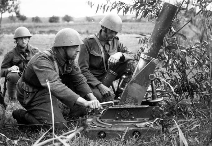 Příslušníci minometné čety roty doprovodných zbraní pěšího pluku 30 ,,Aloise Jiráska" při obsluze 9 cm minometu vz. 17. (Vojenský historický ústav/Eduard Stehlík)