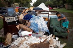Trosky, bahno a hnijící oblečení. Američané se po hurikánu Harvey vrací do zničených domovů