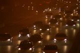 Už v prosinci byl v Pekingu na pět dní vyhlášen nejvyšší, červený stupeň smogového znečištění. S tím souvisela řada dopravních a pracovních omezení. Byly například uzavřeny školy, omezen provoz v některých továrnách a zrušeny desítky letů. Nyní platí druhý nejvyšší – oranžový stupeň.