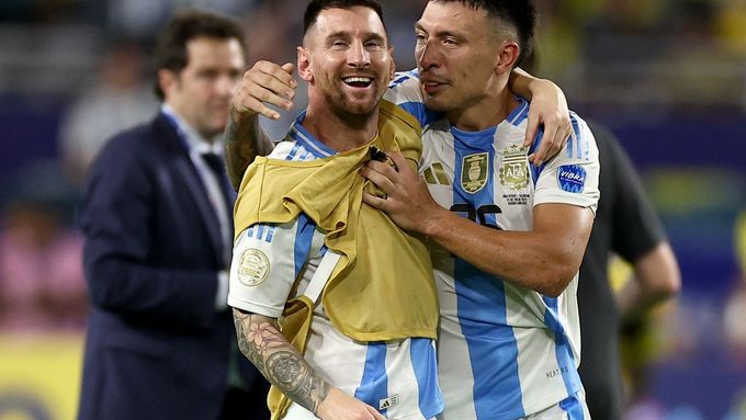 Lionel Messi (vlevo) slaví triumf Argentiny