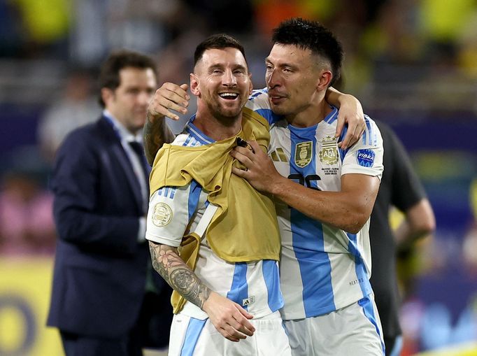 Lionel Messi (vlevo) slaví triumf Argentiny