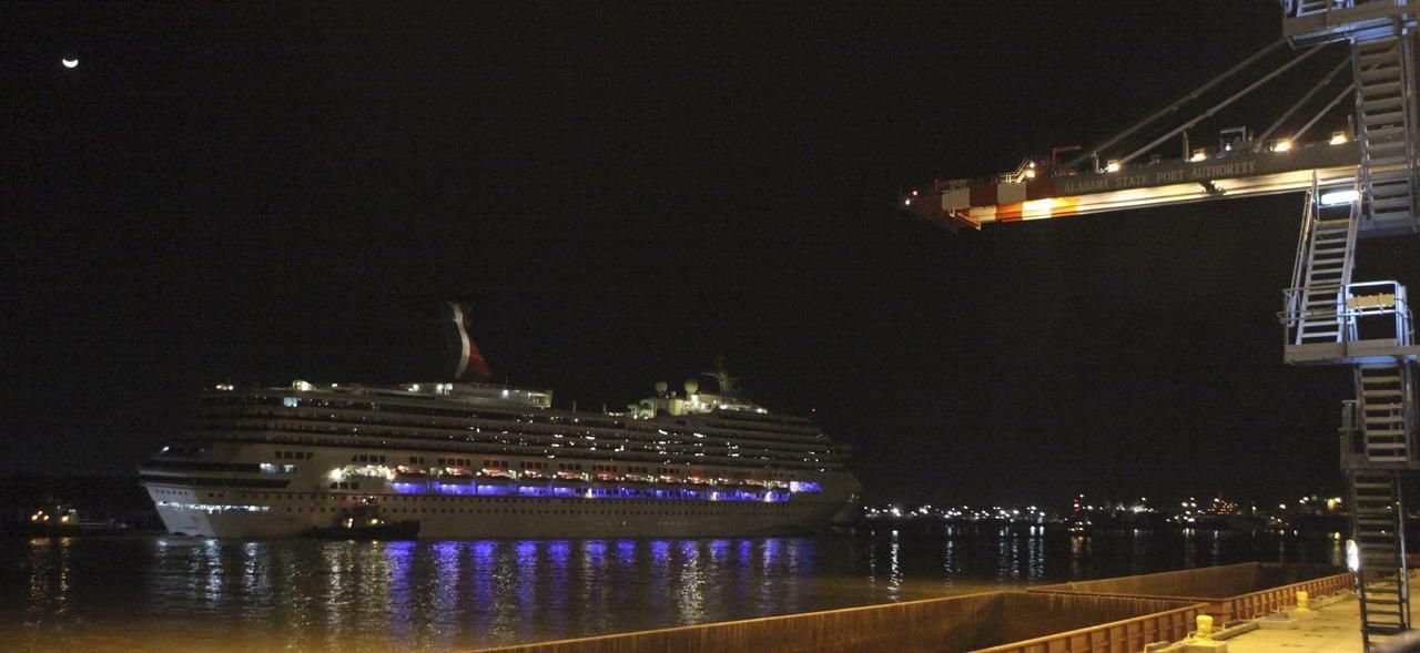 Video: Poškozená loď Carnival Triumph, která zapáchala výkaly tisíců cestujících, konečně dorazila do přístavu v Alabamě.
