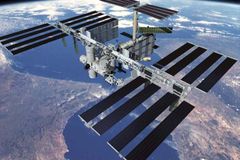 Únik vzduchu na lodi Sojuz? Někdo do povrchu vyvrtal díru, tvrdí Rusové